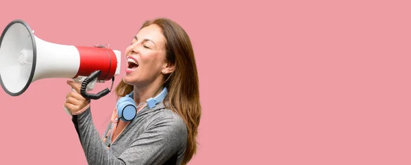 Tělocvičně Fit Žena Středního Věku Cvičení Sluchátka Komunikuje Křičí Hlasitě — Stock fotografie
