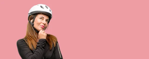 Donna Ciclista Mezza Età Che Utilizza Cuffie Pensando Alzando Sguardo — Foto Stock