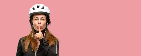 Mujer Ciclista Mediana Edad Que Usa Auriculares Con Dedo Índice —  Fotos de Stock