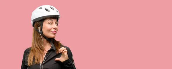 Mujer Ciclista Mediana Edad Usando Auriculares Orgullosos Emocionados Arrogantes Señalando —  Fotos de Stock
