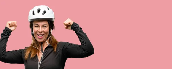 Mujer Ciclista Mediana Edad Usando Auriculares Felices Emocionados Celebrando Victoria —  Fotos de Stock