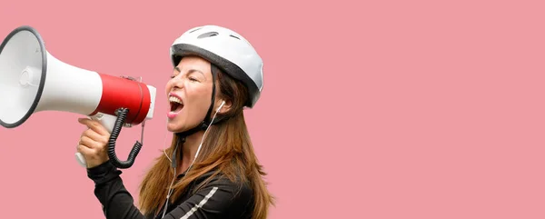 Radfahrerin Mittleren Alters Kommuniziert Über Kopfhörer Laut Schreiend Mit Megafon — Stockfoto