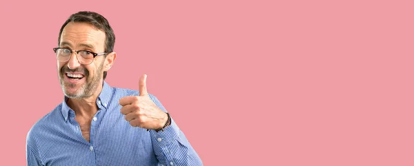 Красивий Чоловік Середнього Віку Посміхається Широко Показуючи Великі Пальці Вгору — стокове фото
