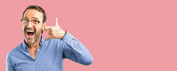 Przystojny Średnim Wieku Człowiek Szczęśliwy Podekscytowany Rozmowy Pokazano Gest Ręką — Zdjęcie stockowe