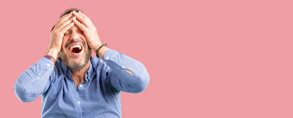 Yakışıklı Orta Yaş Adam Stresli Kafasına Panik Içinde Dehşete Ellerini — Stok fotoğraf