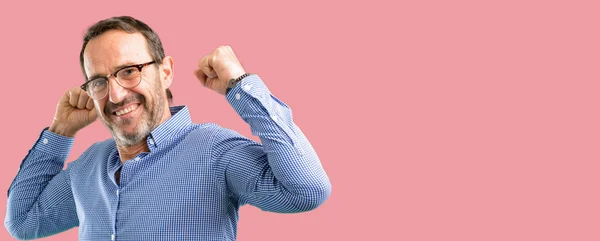 Stilig Medelåldern Mannen Visar Biceps Uttrycker Styrka Och Gym Koncept — Stockfoto