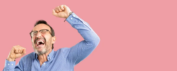 Hombre Guapo Mediana Edad Feliz Emocionado Expresando Gesto Ganador Exitoso —  Fotos de Stock