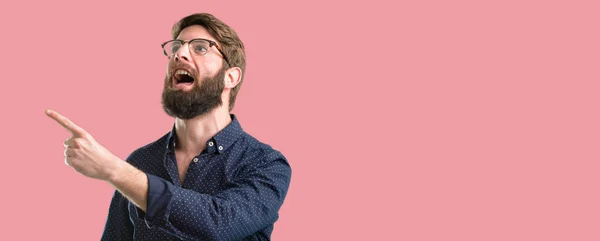 Joven Hombre Hipster Con Barba Grande Apuntando Hacia Lado Con — Foto de Stock