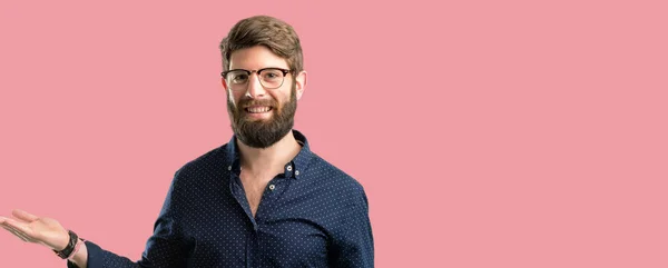 Homem Jovem Hipster Com Barba Grande Segurando Algo Sua Mão — Fotografia de Stock