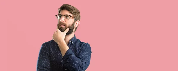 Homem Jovem Hipster Com Grande Barba Pensando Olhando Para Cima — Fotografia de Stock