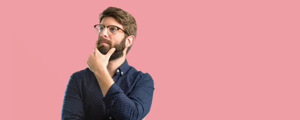 Jonge Hipster Man Met Grote Baard Denken Opzoeken Uiten Twijfel — Stockfoto