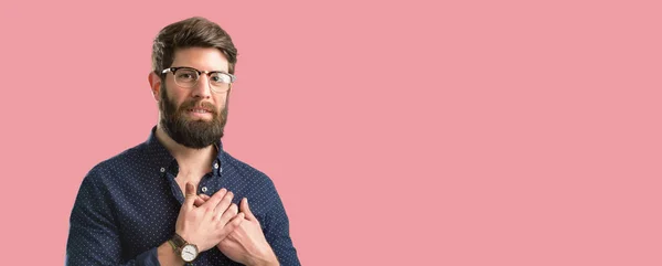 Man Van Jonge Hipster Met Grote Baard Met Handen Hart — Stockfoto