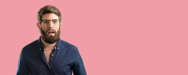 Unga Hipster Man Med Stora Skägg Rädd Chock Uttrycker Panik — Stockfoto