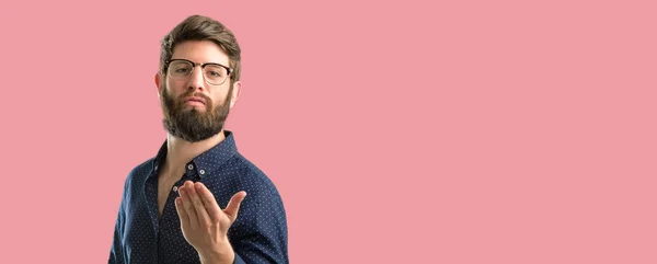 Jonge Hipster Man Met Grote Baard Uitdrukken Liefde Klappen Kus — Stockfoto