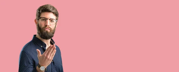 Jonge Hipster Man Met Grote Baard Uitdrukken Liefde Klappen Kus — Stockfoto