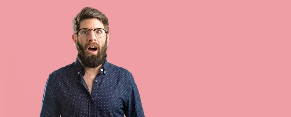 Jovem Hipster Homem Com Grande Barba Feliz Surpreso Torcendo Expressando — Fotografia de Stock