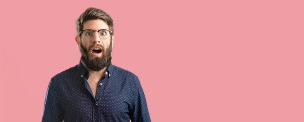 Jonge Hipster Man Met Grote Baard Blij Verrast Juichen Waarin — Stockfoto