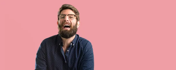 Jonge Hipster Man Met Grote Baard Zelfverzekerd Blij Met Een — Stockfoto