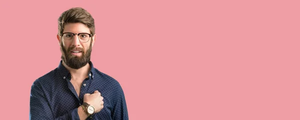 Junger Hipster Mann Mit Dickem Bart Glücklich Und Überrascht Jubelnd — Stockfoto