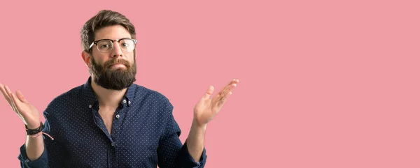 Jonge Hipster Man Met Grote Baard Twijfel Expressie Verwarren Vraag — Stockfoto