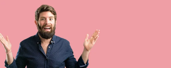Joven Hipster Hombre Con Barba Grande Feliz Sorprendido Animando Expresando —  Fotos de Stock