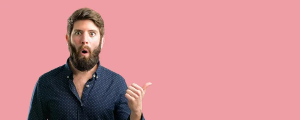 Giovane Hipster Uomo Con Grande Barba Felice Sorpreso Tifo Esprimendo — Foto Stock