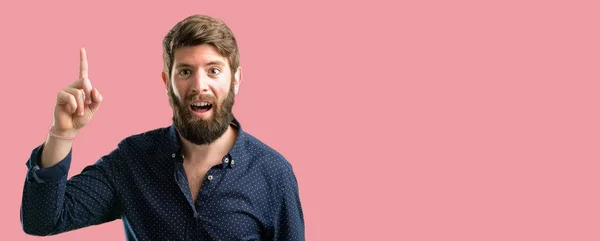 Giovane Hipster Uomo Con Grande Barba Felice Sorpreso Tifo Esprimendo — Foto Stock