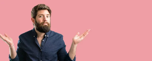 Joven Hipster Hombre Con Gran Barba Duda Expresión Confundir Maravilla —  Fotos de Stock