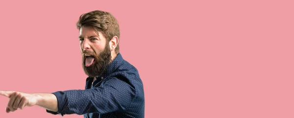 Joven Hipster Con Barba Grande Asomando Lengua Cámara Señal Desobediencia — Foto de Stock