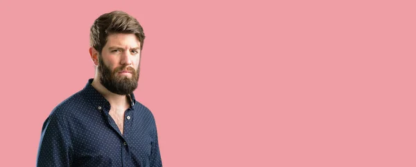 Jeune Homme Hipster Avec Une Grosse Barbe Irrité Colère Exprimant — Photo