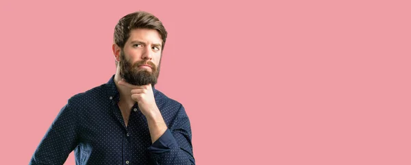 Joven Hombre Hipster Con Barba Grande Pensando Pensativo Con Cara —  Fotos de Stock