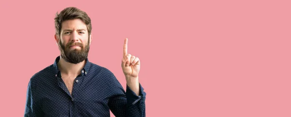 Joven Hipster Con Barba Grande Levantando Dedo Número Uno —  Fotos de Stock