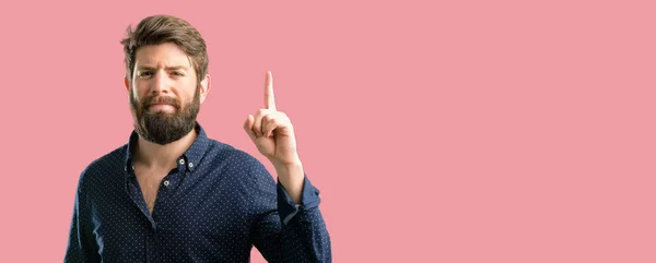Joven Hombre Hipster Con Barba Grande Levantando Dedo Número Uno — Foto de Stock