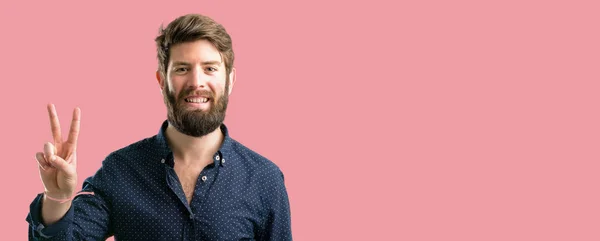 Jonge Hipster Man Met Grote Baard Verhogen Van Zijn Vingers — Stockfoto