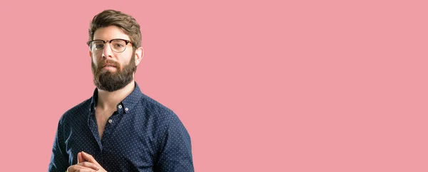 Joven Hombre Hipster Con Barba Grande Seguro Feliz Con Una —  Fotos de Stock