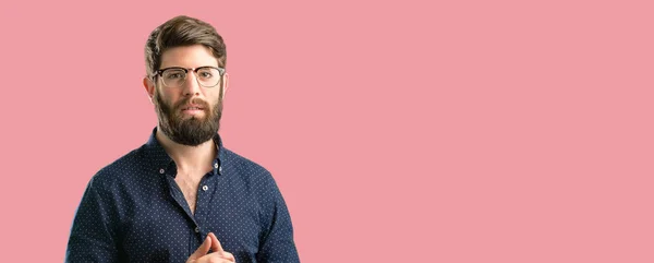 Jonge Hipster Man Met Grote Baard Zelfverzekerd Blij Met Een — Stockfoto