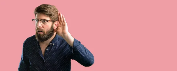 Joven Hombre Hipster Con Barba Grande Cogido Mano Cerca Oreja —  Fotos de Stock