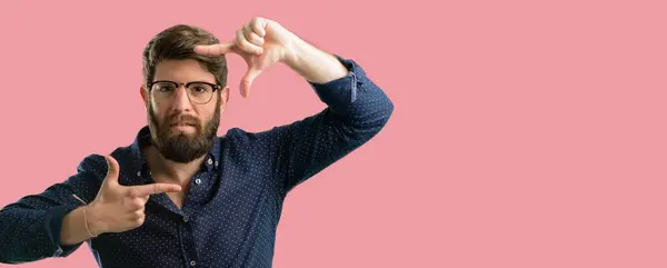 Jonge Hipster Man Met Grote Baard Zelfverzekerd Gelukkig Tonen Handen — Stockfoto