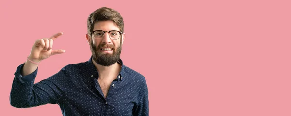Homem Jovem Hipster Com Barba Grande Segurando Algo Muito Pequeno — Fotografia de Stock