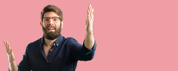 Jonge Hipster Man Met Grote Baard Zelfverzekerd Blij Met Een — Stockfoto