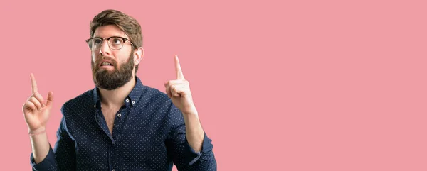 Joven Hipster Hombre Con Barba Grande Feliz Sorprendido Animando Señalando —  Fotos de Stock