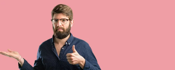 Jonge Hipster Man Met Grote Baard Duim Omhoog Houdt Iets — Stockfoto