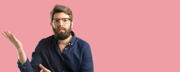 Jeune Homme Hipster Avec Une Grosse Barbe Irrité Colère Exprimant — Photo