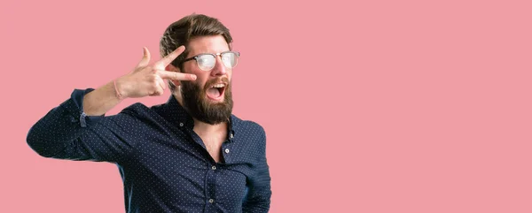 Jovem Hipster Homem Com Barba Grande Olhando Para Câmera Através — Fotografia de Stock