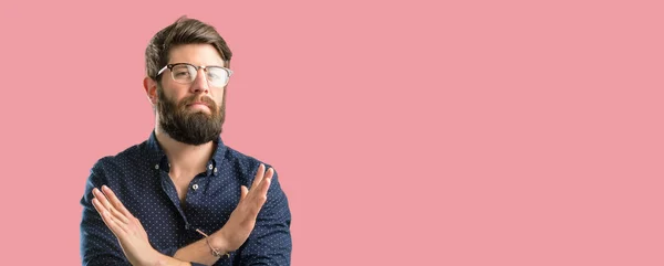 Jonge Hipster Man Met Grote Baard Geërgerd Met Slechte Houding — Stockfoto