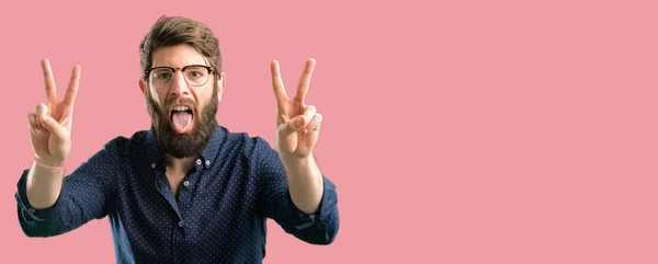 Junger Hipster Mit Dickem Bart Schaut Die Kamera Zeigt Tong — Stockfoto