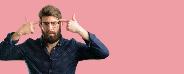 Jonge Hipster Man Met Grote Baard Ongelukkig Moe Zelfmoord Gebaar — Stockfoto