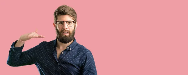 Homem Jovem Hipster Com Barba Grande Segurando Algo Conceito Tamanho — Fotografia de Stock
