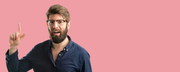 Homem Jovem Hipster Com Barba Grande Apontando Para Lado Com — Fotografia de Stock