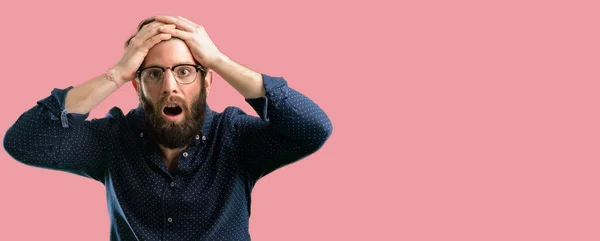 Jonge Hipster Man Met Grote Baard Stressvolle Houden Handen Het — Stockfoto